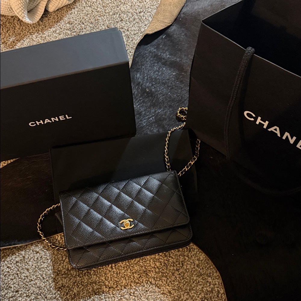 CHANEL Black Quilted Leather Crossbody Wallet with Gold Chain - Picture 8 of 8